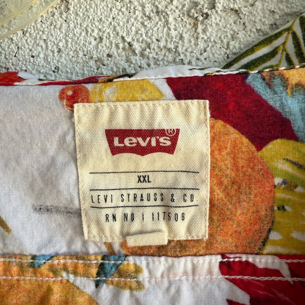 Levi's Colorful Parrot Print Men's Shirt - Picture 3 of 4